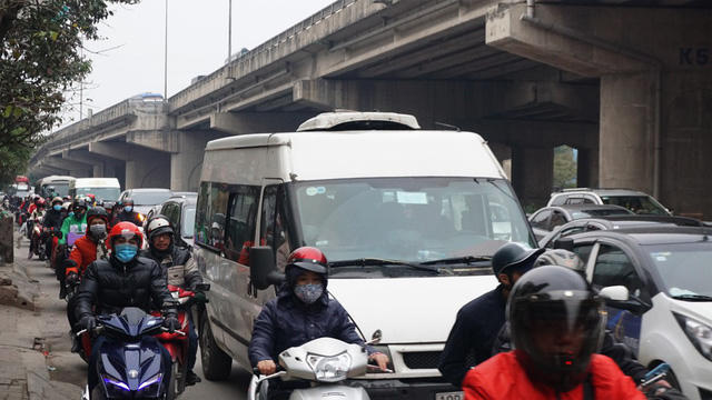 Trục đường trước cửa bến xe Nước Ngầm bên làn di chuyển về đường Giải Phóng cũng ùn ứ kéo dài.