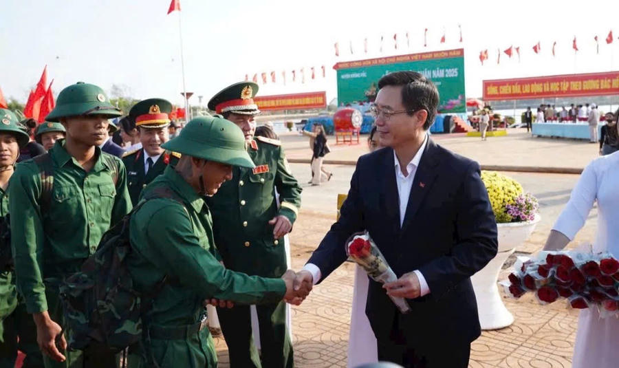 Ông Nguyễn Đình Trung, Ủy viên Ban Chấp hành Trung ương Đảng, Bí thư Tỉnh ủy Đắk Lắk tặng hoa chúc mừng các tân binh tại huyện Krông Pắk. Ảnh: D. H