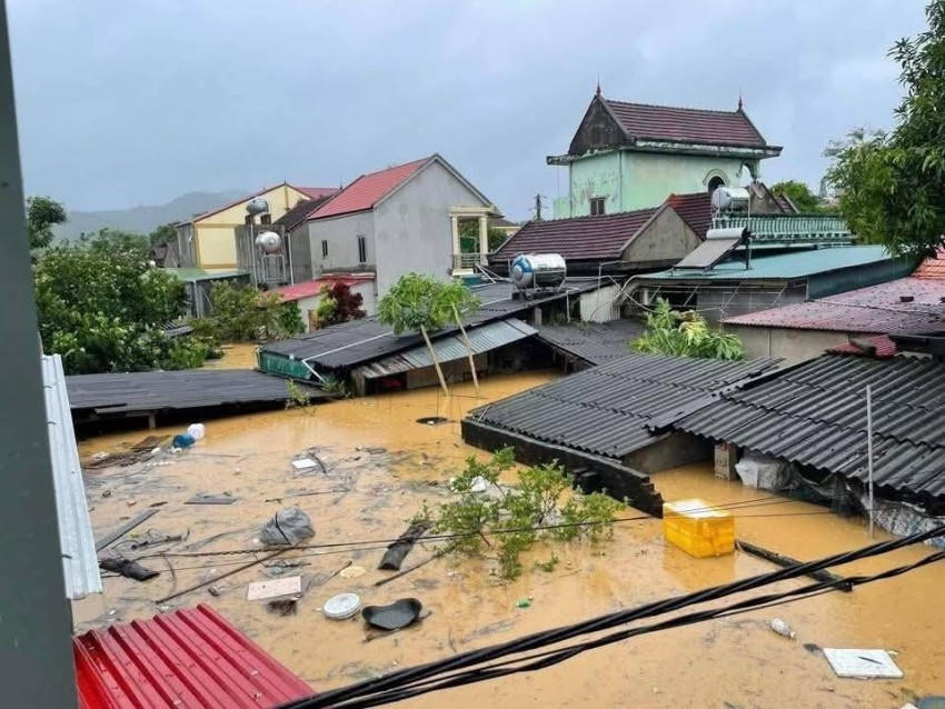 Nhiều ngôi nhà bị ngập sâu do mưa, lũ ở khu vực Trung Bộ gây ra.