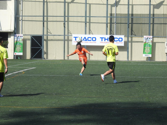 Hai đội bóng thi đấu trận mở màn Press cup 2017.