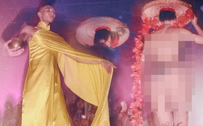 Biểu diễn nghệ thuật sử dụng trang phục trái với thuần phong mỹ tục.