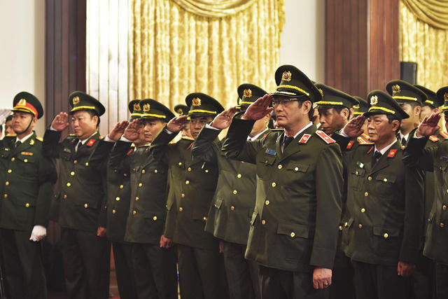 Đoàn viếng thuộc Bộ tư lệnh Cảnh vệ nghiêm trang chào vĩnh biệt Đại tướng Trần Đại Quang.