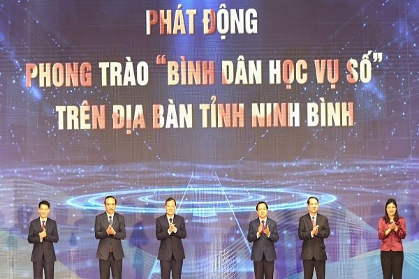 Các lãnh đạo tỉnh Ninh Bình thực hiện nghi thức phát động Phong trào “Bình dân học vụ số” .