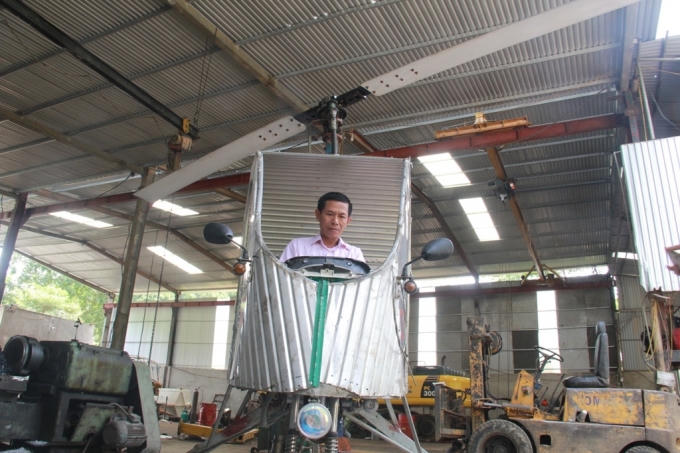 Ông Thỏa trên chiếc trực thăng của riêng mình.