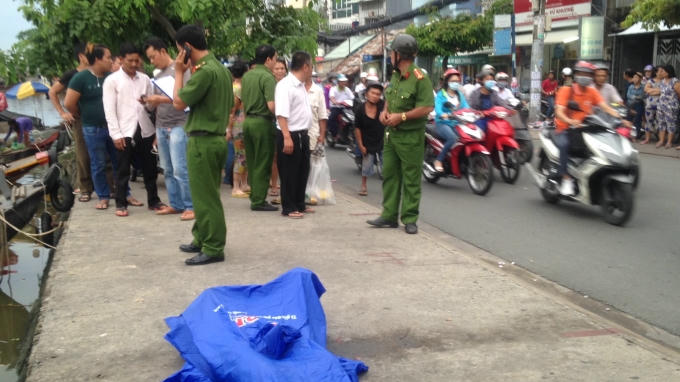 Hơn 2 giờ đồng hồ thi thể anh Tín mới đươc tìm thấy.