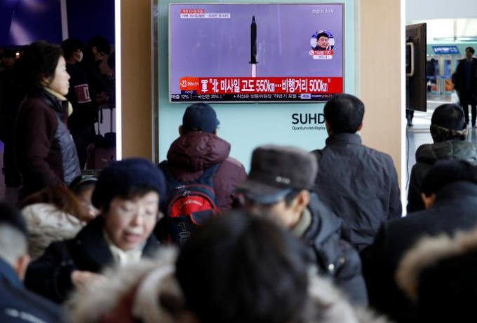 Người dân Hàn Quốc theo dõi vụ thử tên lửa mới nhất của Triều Tiên. (Ảnh: Reuters)
