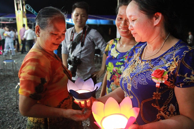 Nghi thức thả Đèn Hoa Đăng nhằm thắp sáng những giá trị tinh thần, tâm linh, cầu nguyện cho quốc thái dân an, gia đình an tọa.