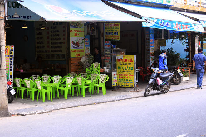 Trên đường Phan Đình Phùng cũng thuộc địa bàn quận Hải Châu, cách trụ sở công an quận chừng vài chục mét, một quán cơm ngang nhiên đặt bàn ghế chiếm hết vỉa hè dành cho người đi bộ.  Lãnh đạo quận này khẳng định, quan điểm của quận là tuyên truyền, cho người dân ký cam kết về việc không lấn chiếm vỉa hè, nhưng sẽ xử lý nghiêm trường hợp vi phạm.