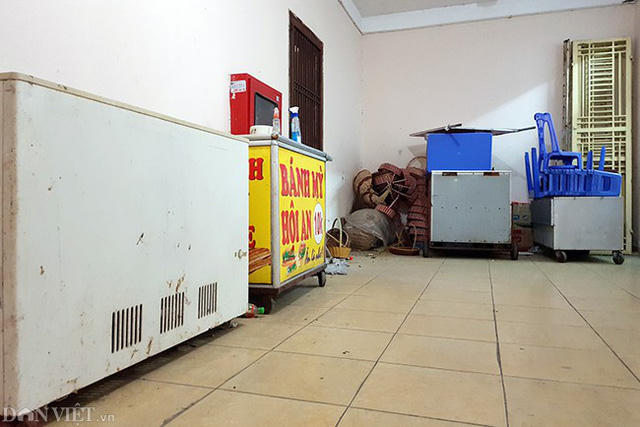 Tầng 1 tại tòa B3A Nam Trung Yên trở thành nơi cất đồ của một số hộ dân kinh doanh.