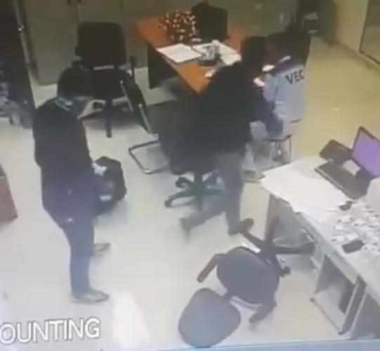 Tuy nhiên tủ vẫn mở nên chúng đã nhanh chóng thực hiện hành vi cướp trong khoảng 6 phút. Hai đối tượng đột nhập từ phía sau vườn cao su, leo qua tường rào sau đó đột nhập qua cửa sổ vào khống chế nhân viên trạm thu phí.