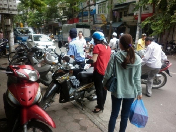 Sau thời gian chờ đợi, cuối cùng ai cũng mua được hàng. Ảnh: Như Trường.