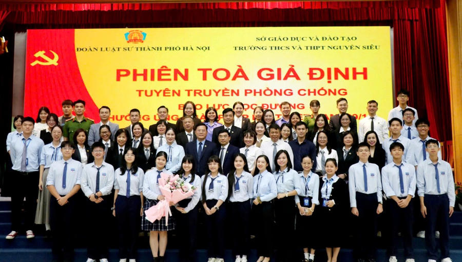 Các thành viên thuộc Đoàn Luật sư TP Hà Nội chụp ảnh lưu niệm cùng cô và trò Trường THCS và THPT Nguyễn Siêu.