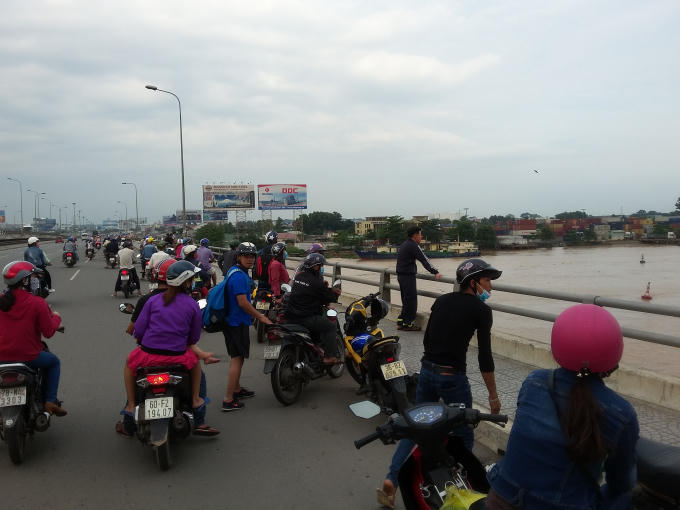 Người dân tập trung theo dõi tren cầu.