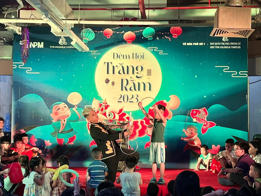 Em nhỏ hồi hộp hỗ trợ nhà ảo thuật trên sân khấu. (Ảnh: TNPM)