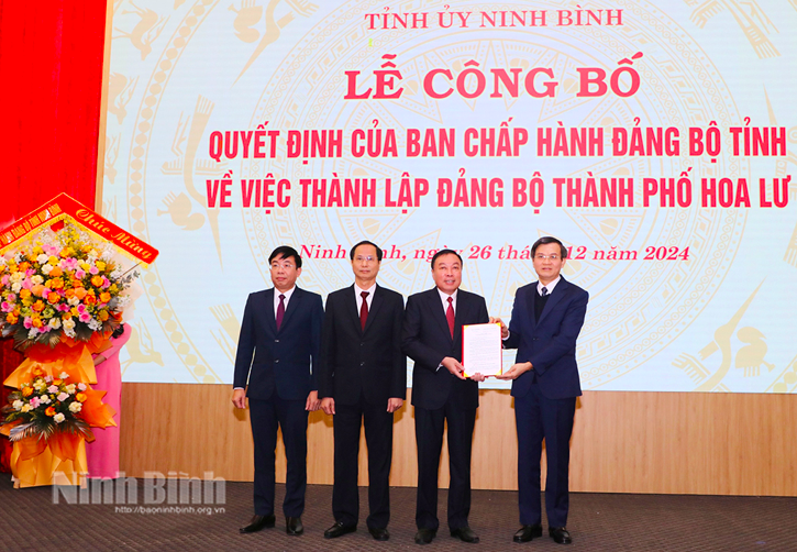 Đồng chí Bí thư Tỉnh uỷ Ninh Bình Đoàn Minh Huấn trao Quyết định của Ban Chấp hành Đảng bộ tỉnh về việc thành lập Đảng bộ thành phố Hoa Lư.. Ảnh Báo Ninh Bình