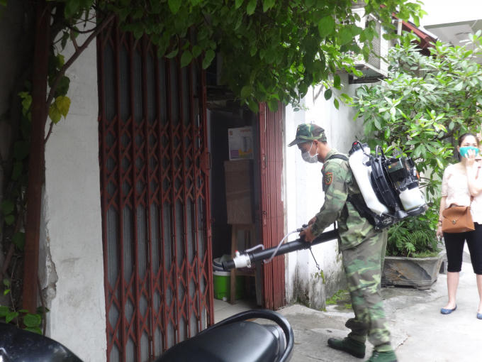 Cùng với đó, trong các ngày vừa qua, quận Đống Đa đã tích cực triển khai lực lượng để thực hiện việc tuyên truyền cho người dân về vệ sinh môi trường diệt bọ gậy cũng như tiến hành phun hóa chất phòng, chống sốt xuất huyết.