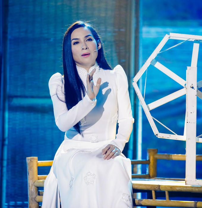 Phi Nhung đẹp hút hồn với áo dài trắng