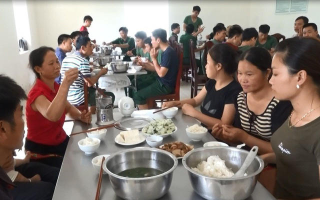 Người dân được bố trí ăn ở tại đồn biên phòng.