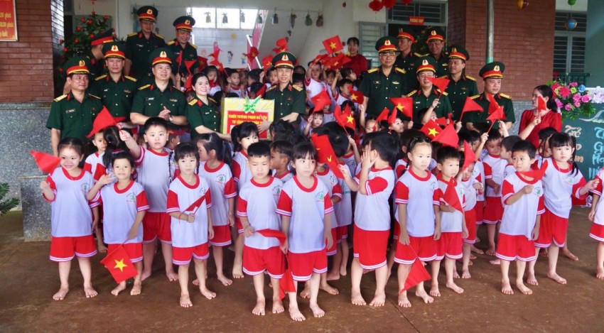 Đoàn công tác kiểm tra công tác chăm sóc trẻ tại trường mầm non Tuổi Ngọc, Trung đoàn 719, Binh đoàn 16.