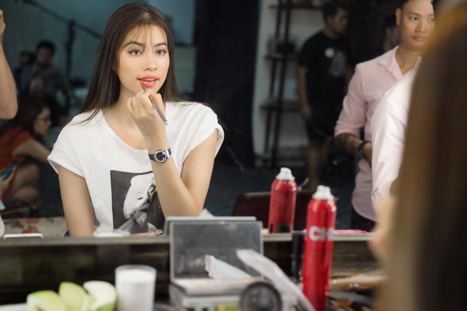 Phạm Hương diện áo tắm cổ điển, quyết tâm theo đuổi phong cách gợi cảm, năng động