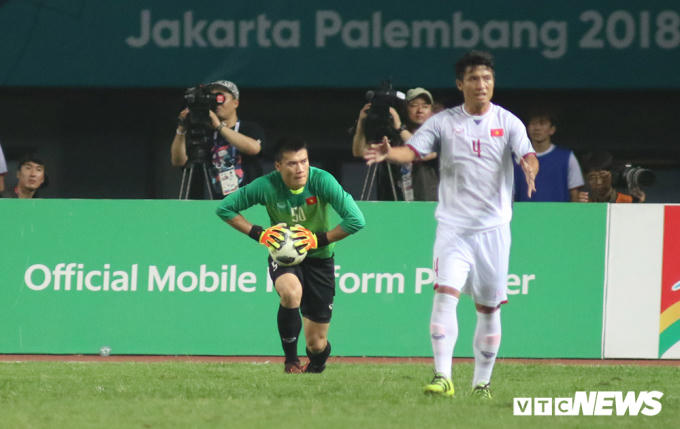 Thủ thành Bùi Tiến Dũng và hàng thủ Việt Nam giữ trắng lưới từ đầu giải. (Ảnh: Duy Thành)