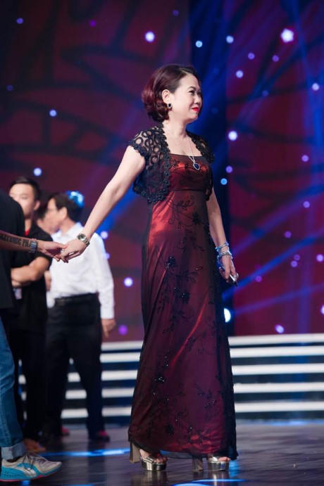 Hình ảnh người mẹ sinh ra 2 nàng Á Hậu trong giây phút đăng quang của người chị Trà My. Nhiều người cho rằng 2 chị em nhà họ Ngô thừa hưởng nét đẹp từ mẹ.