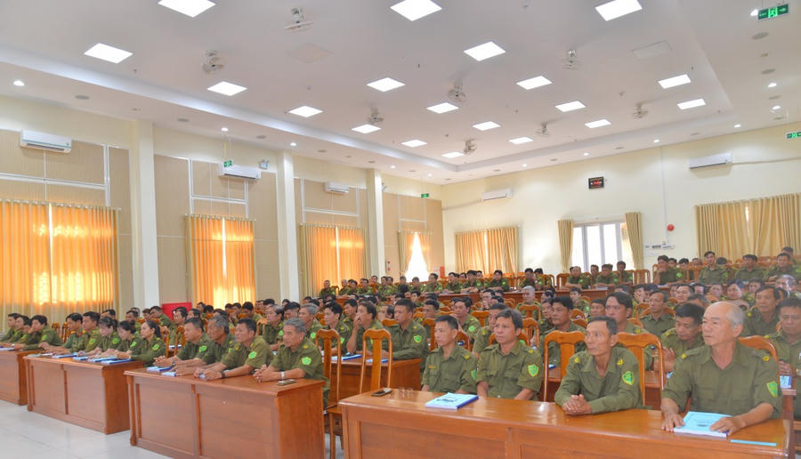 Lực lượng bảo vệ ANTT cơ sở lắng nghe giải đáp từ lãnh đạo Công an tỉnh, các phòng nghiệp vụ và Trưởng Công an phường.