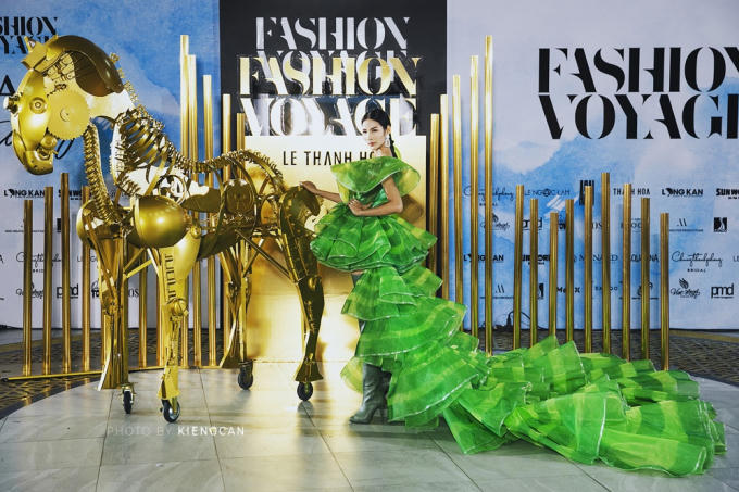 D&agrave;n hoa hậu đọ d&aacute;ng tại Fashion Voyage