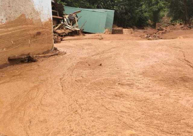 Bùn đất tấn công nhà dân