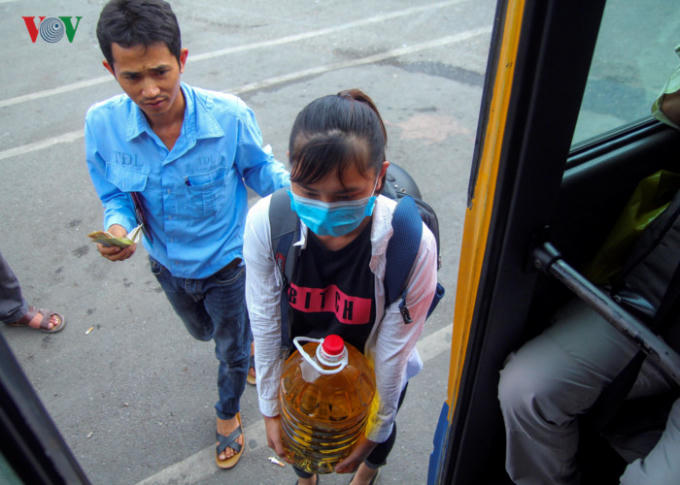 Trước tình trạng lượng khách đổ về bến xe ngày một đông, ban quản lý bến xe phối hợp với lực lượng CSGT hỗ trợ, đảm bảo an ninh trật tự, an toàn cho người dân.