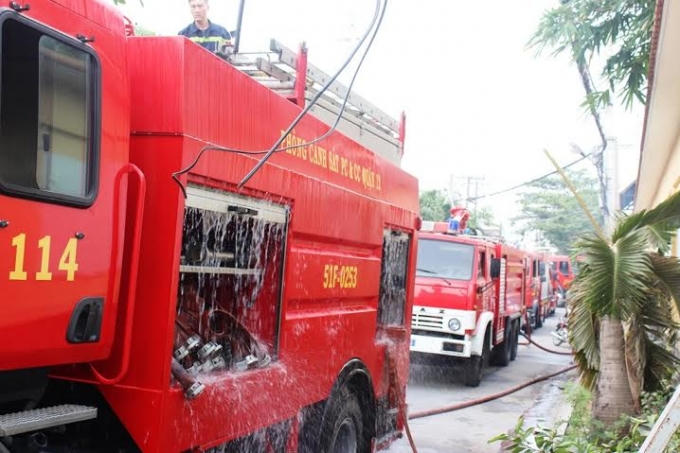 Xe chữa cháy nối đuôi nhau chờ nhận nhiệm vụ