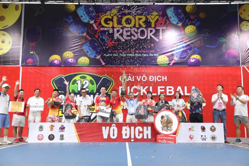 Ban Tổ chức và nhà tài trợ trao Cup Vô địch Tái sinh cho CLB tuổi Mùi.