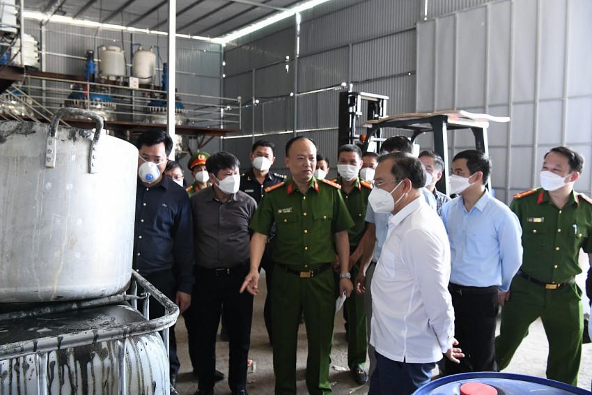Lực lượng chức năng Bộ Công an tại thời điểm "đột kích" khu nhà xưởng.