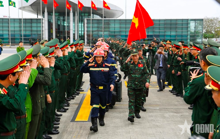 Các cán bộ chiến sỹ lên đường thực hiện nhiệm vụ cứu hộ, cứu nạn tại Myanmar. Ảnh: QĐND
