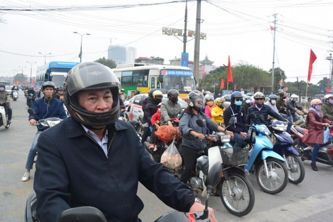 Bến xe Nước Ngầm bắt đầu tấp nập từ ngoài đường Ngọc Hồi đến trong bến. Anh Lưu Xuân Chiến, quê Nghệ An cho biết:" Mùng 6 Âm lịch mới phải đi làm nhưng lên Hà Nội sớm để nghỉ ngơi.