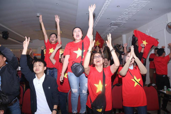 Quốc kì, áo cờ đỏ sao vàng có mặt khắp các nẻo đường cố đô Huế. (Ảnh. Facebook).