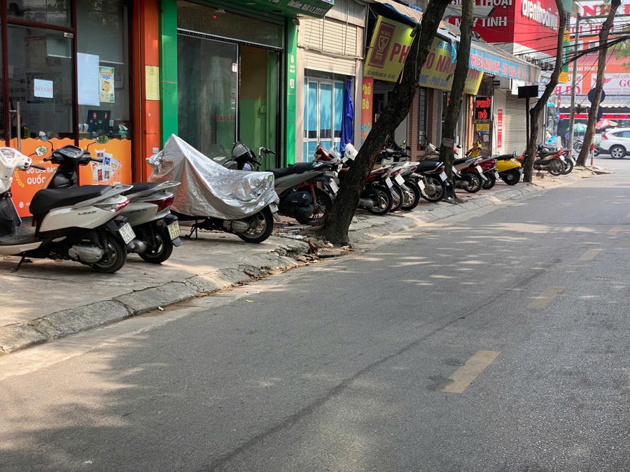 Vỉa hè tại đường Nguyễn Đổng Chi.