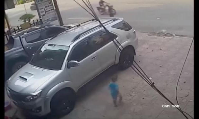 Video: Thót tim chứng kiến cảnh cháu bé hơn 2 tuổi may mắn thoát chết khi bị cuốn vào gầm xe bán tải