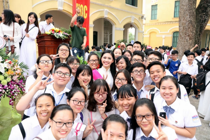 Là một người hòa đồng và thân thiện, Thanh Tú liên tục chụp ảnh giao lưu với các em học sinh.