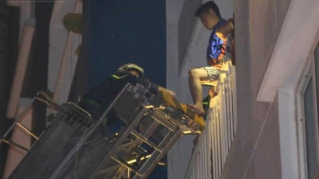 Cứu nạn hàng trăm người dân mắc kẹt trong đám cháy