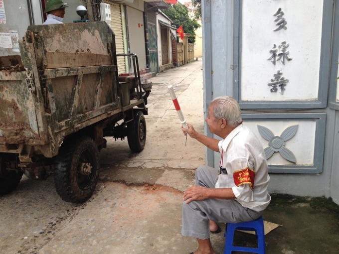 Mọi người qua lại đều vui vẻ chào hỏi ông. Ảnh: Thảo Nguyên.