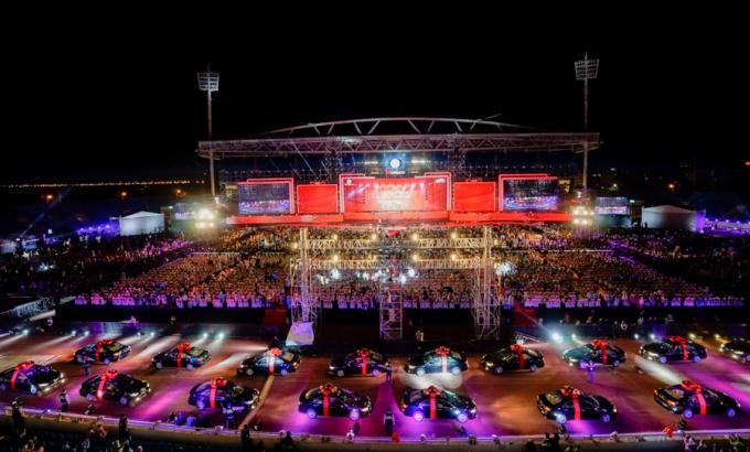 Màn “chào sân” ấn tượng khi dàn 50 chiếc Camry tiến vào sân khấu trong sự phấn khích của gần 30 ngàn khán giả trên sân Mỹ Đình. Bài toán đưa 50 “đạo cụ bốn bánh” nặng cả tấn lên sân khấu đã được đạo diễn Việt Tú xử lý rất tốt