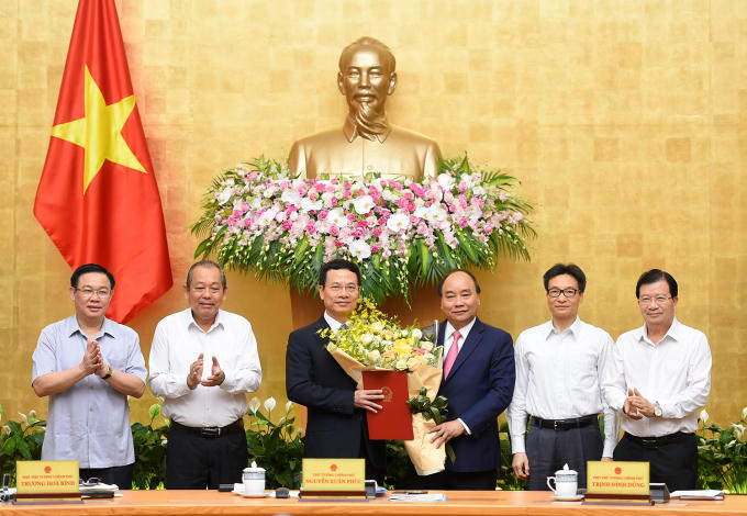 Thủ tướng Nguyễn Xuân Phúc trao Quyết định giao quyền Bộ trưởng Bộ Thông tin và Truyền thông cho đồng chí Nguyễn Mạnh Hùng - Ảnh: VGP/Quang Hiếu
