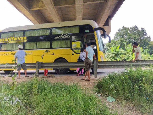 Tại km55 theo hướng Hà Nội đi Lào Cai, đoạn qua nút giao Phù Ninh (thuộc tỉnh Phú Thọ), chỉ cách trạm dừng nghỉ khoảng 2km nhưng tài xế nhiều nhà xe như: Hà Sơn, Sao Vàng, Trần Phương… lợi dụng điểm mù camera giám sát để dừng xe đón trả khách và hàng hóa.  Theo tìm hiểu củaPV Dân trí, nơi đây hoạt động như một bến cóc khi có người dân bán nước bên đường nhận đặt vé tất cả các hãng xe khách đường dài. Sau khi có khách đặt vé, người này gọi điện thoại báo số lượng khách cho nhà xe, xe tới nơi thì mở rào lưới B40 cho xe đón khách.