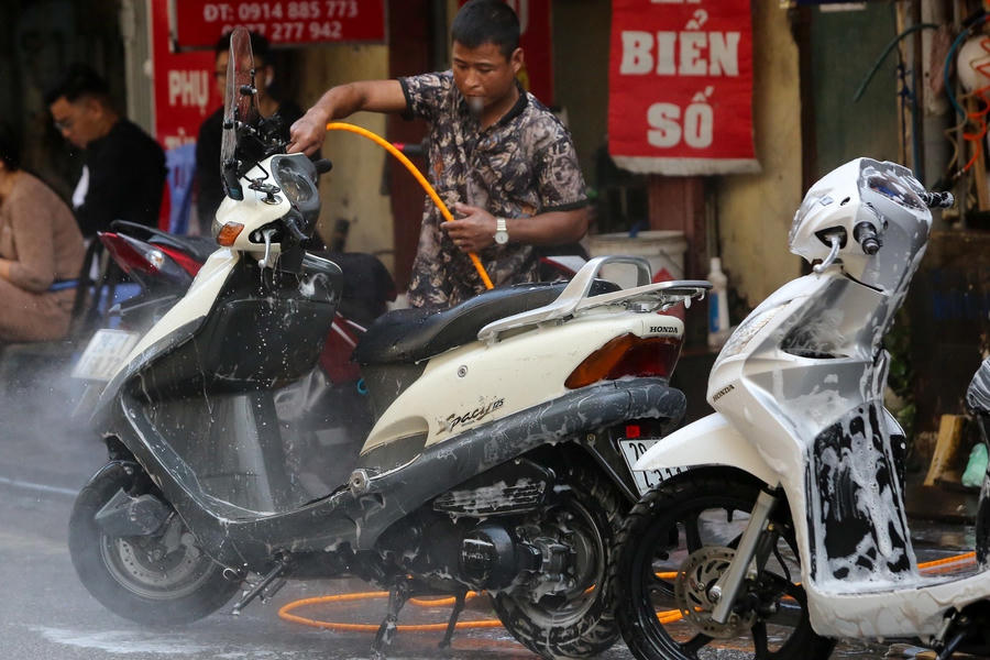 Hà Nội: Rửa xe 200 nghìn đồng/lượt, khách vẫn ùn ùn xếp hàng - 2