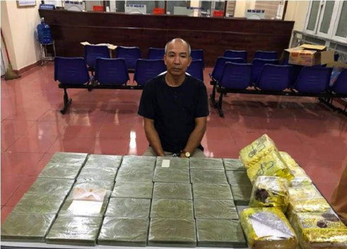 Đối tượng Ngô Trắc Hiệp cùng tang vật tại cơ quan Công an.