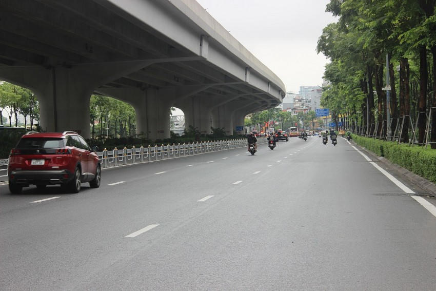 Ô tô được lưu thông trên tất cả các làn trên tuyến đường Phạm Hùng.