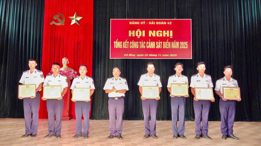 Thượng tá Trịnh Minh Hiển tặng giấy khen cho cá nhân có thành tích xuất sắc