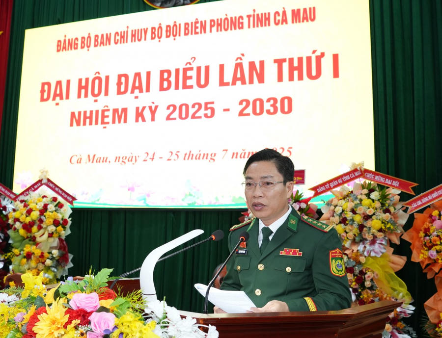 Đại tá Phạm Minh Giang - Bí thư Đảng ủy, Chính ủy BĐBP tỉnh Cà Mau thông qua báo cáo chính trị Đại hội.