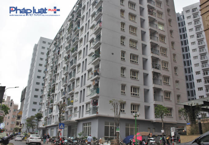 Khu chung cư tái định cư Hoàng Cầu (quận Đống Đa) với 4 tòa CT2A, CT2B, CT2C và CT3 màu trắng đã cơ bản hoàn thiện, nhưng chỉ có một số lượng khiêm tốn các hộ dân đến ở.